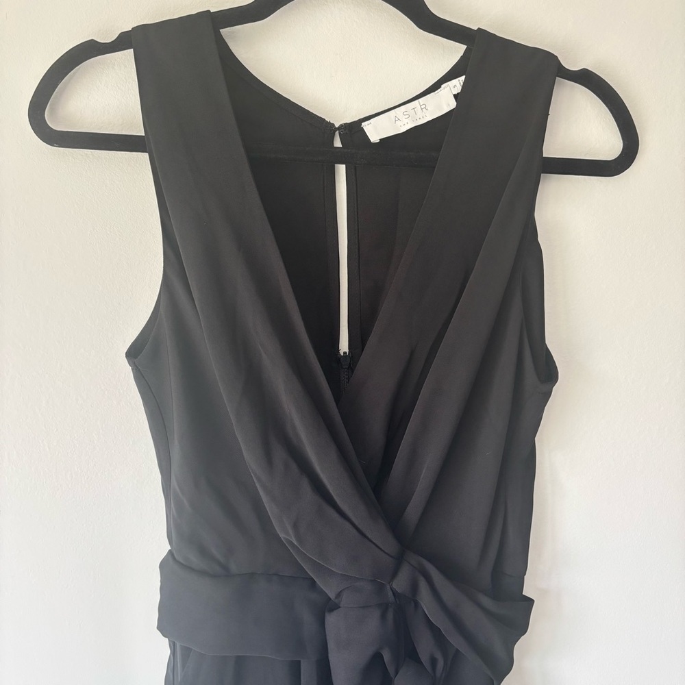 ASTR The Label Black Sleeveless Jumpsuit V Neck Tie Waist Wedding Formal Chic - Picture 2 of 11